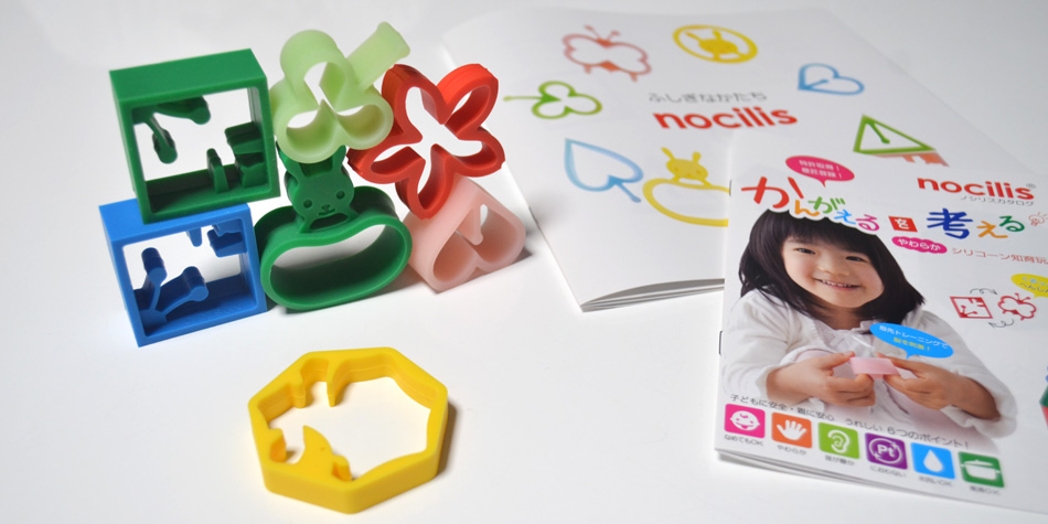 知育玩具〈ノシリス〉とコンセプトや使い方を伝える販促ツールの写真